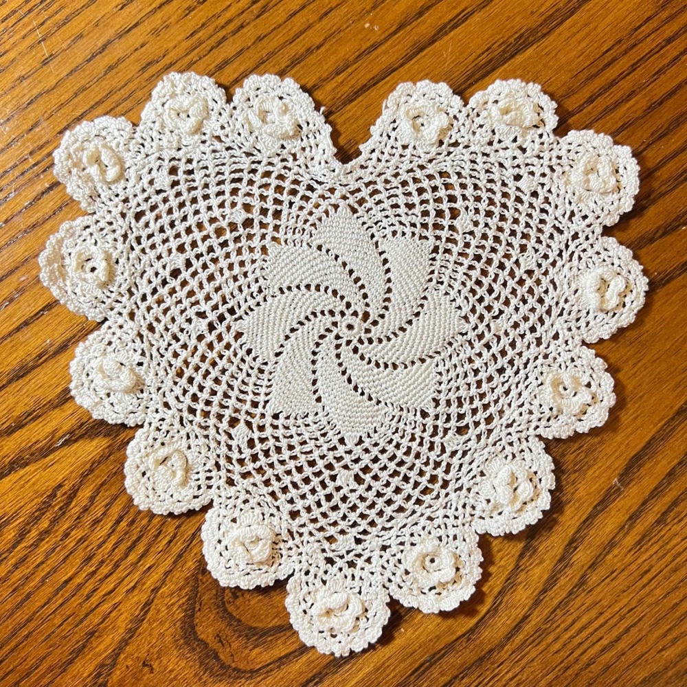 Handmade Ivory Heart Doily Crochet Vintage Floral Grandmacore Cottage‎ Victorian